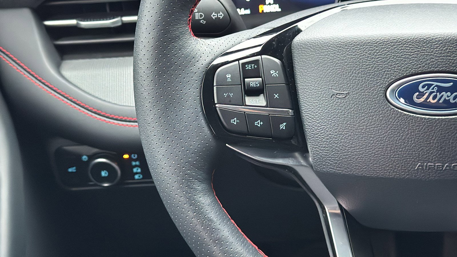 Used 2025 Ford Explorer ST-Line w/ Premium Package image 32