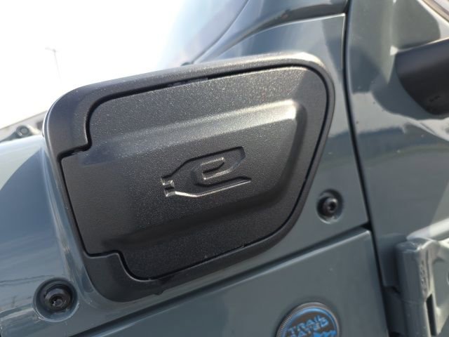 Used 2025 Jeep Wrangler Unlimited Sahara w/ Safety Group image 18