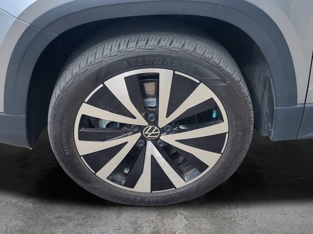 Used 2023 Volkswagen Taos SE w/ Panoramic Sunroof Package FWD image 9
