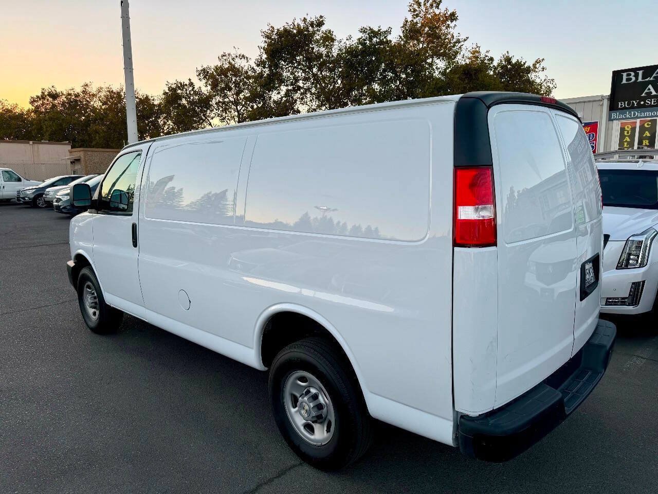 Used 2022 Chevrolet Express 3500 w/ Driver Convenience Package RWD image 6