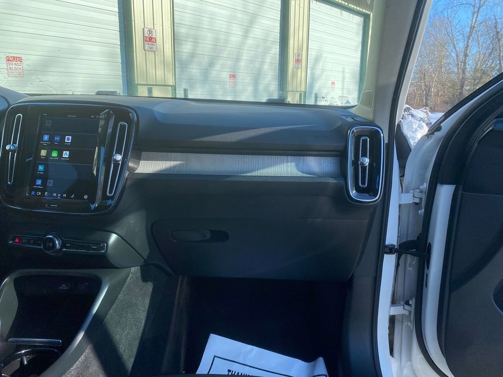 Used 2023 Volvo XC40 B5 Plus image 29