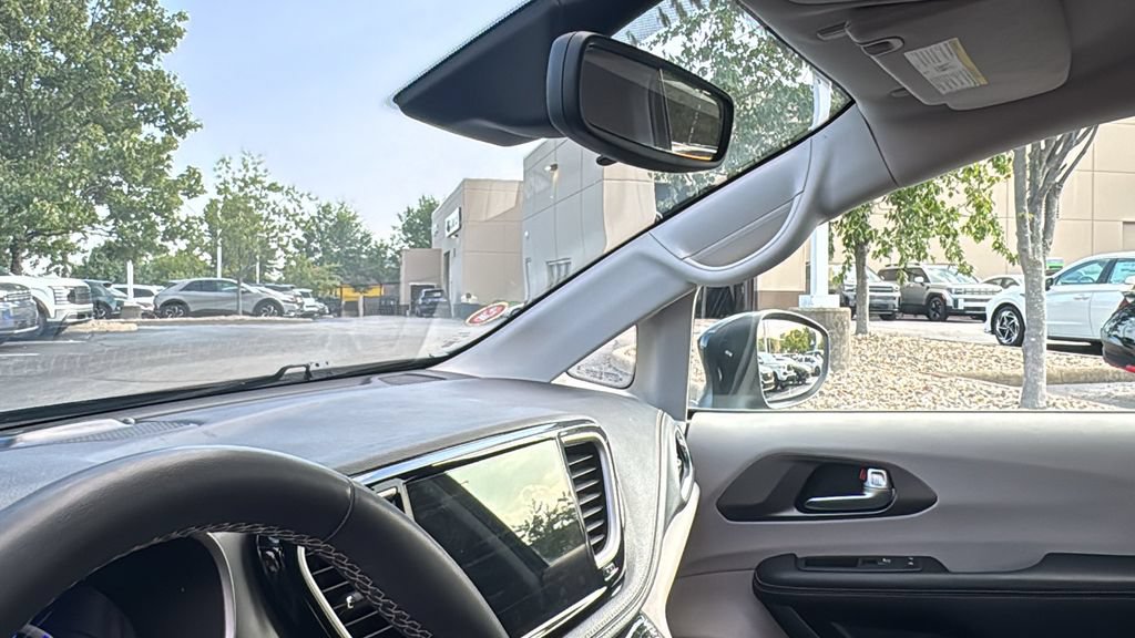 Used 2023 Chrysler Pacifica Touring-L FWD image 25