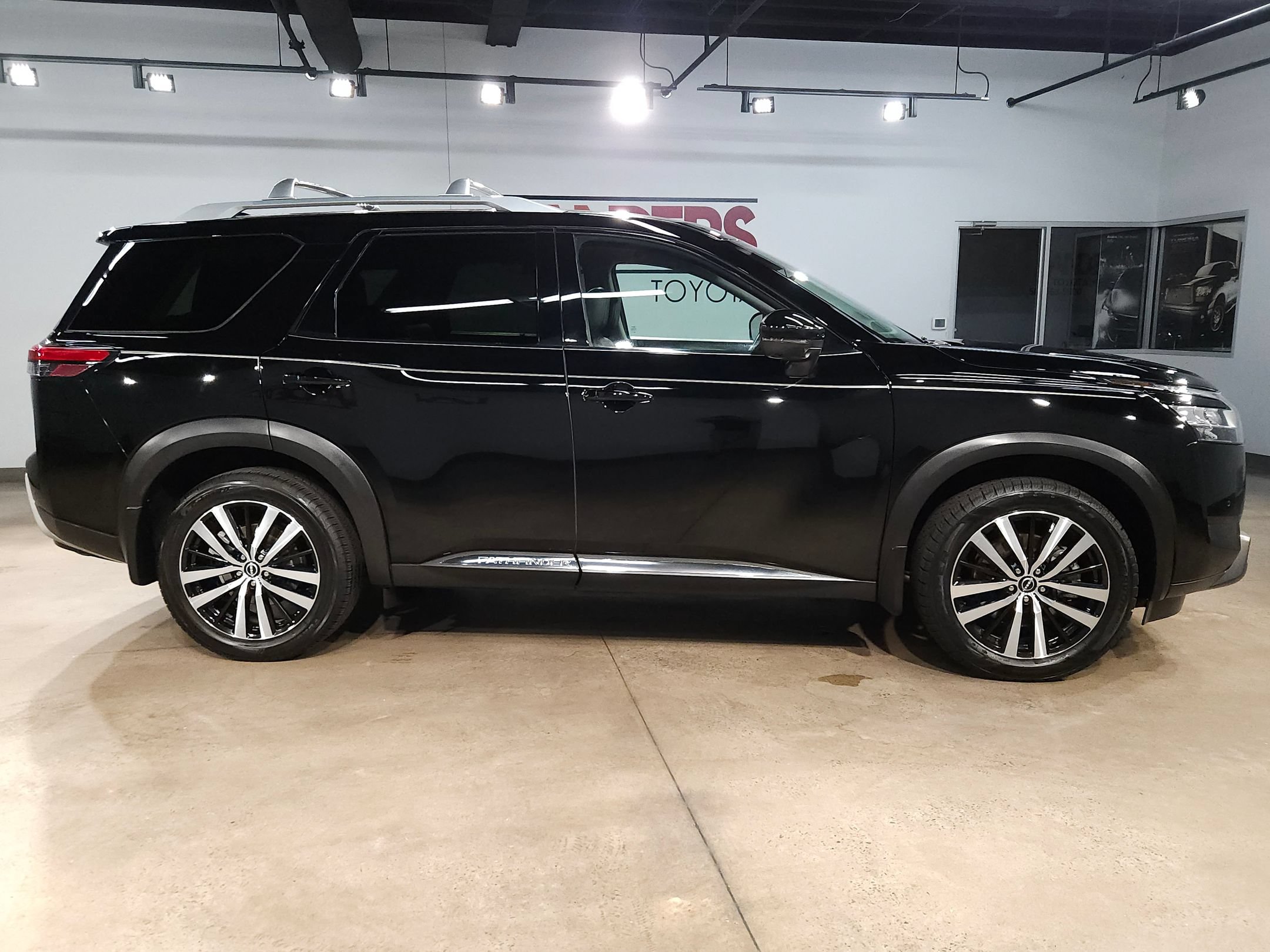 Used 2024 Nissan Pathfinder Platinum w/ Cargo Package FWD image 8