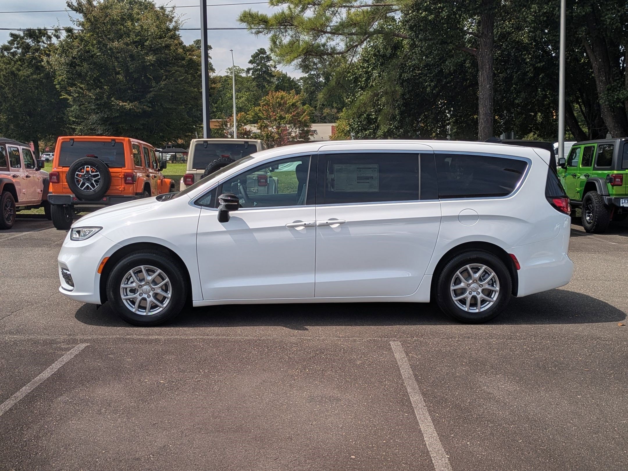 New 2026 Chrysler Pacifica Select image 8