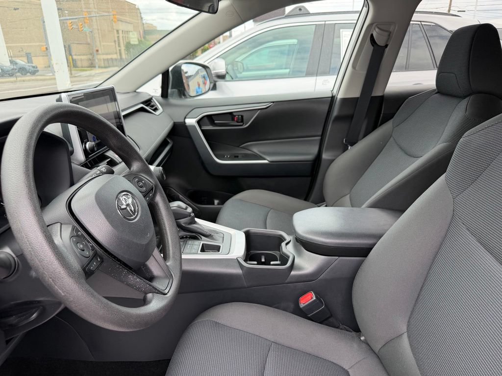 Used 2025 Toyota RAV4 LE AWD/4WD image 6