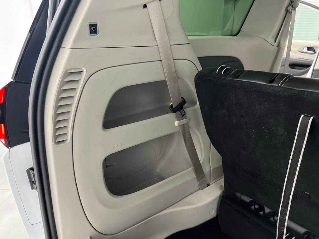 Used 2024 Chrysler Pacifica Touring-L image 42