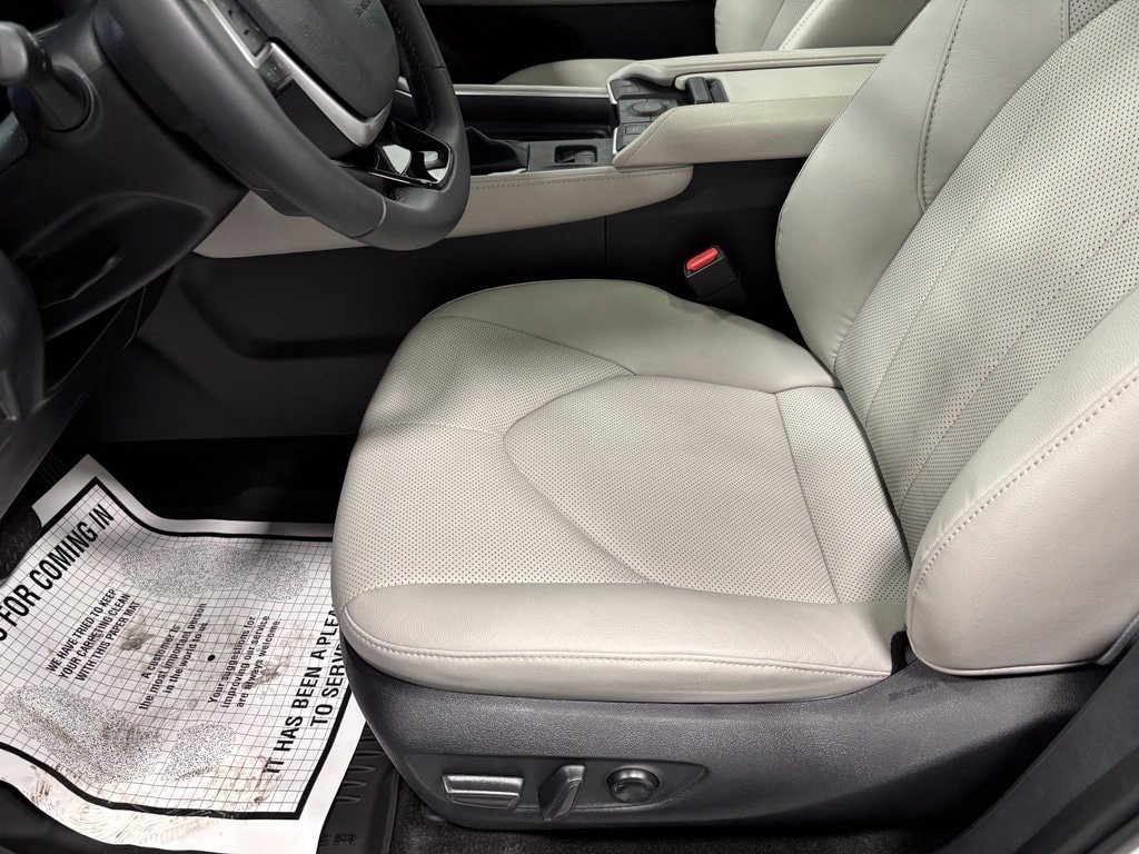 Used 2026 Toyota Grand Highlander AWD image 12