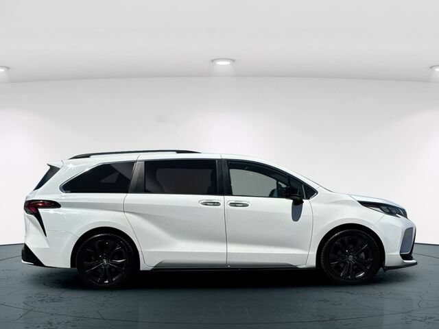 Used 2021 Toyota Sienna XSE FWD image 8