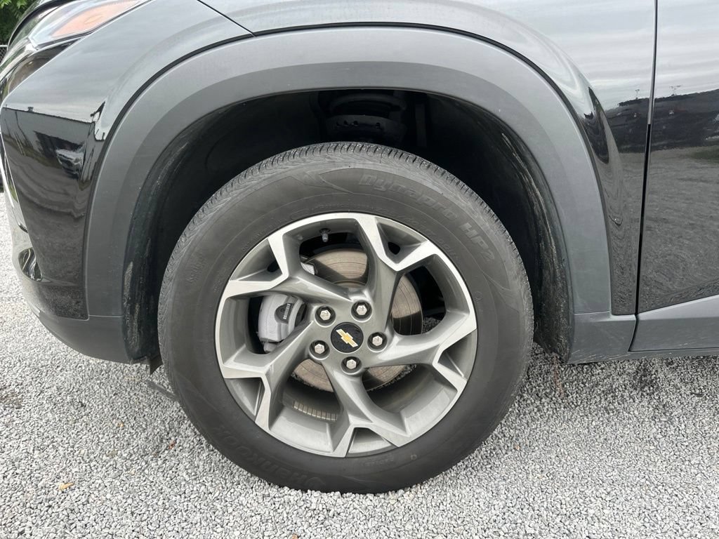 Used 2025 Chevrolet Trax LT FWD image 2