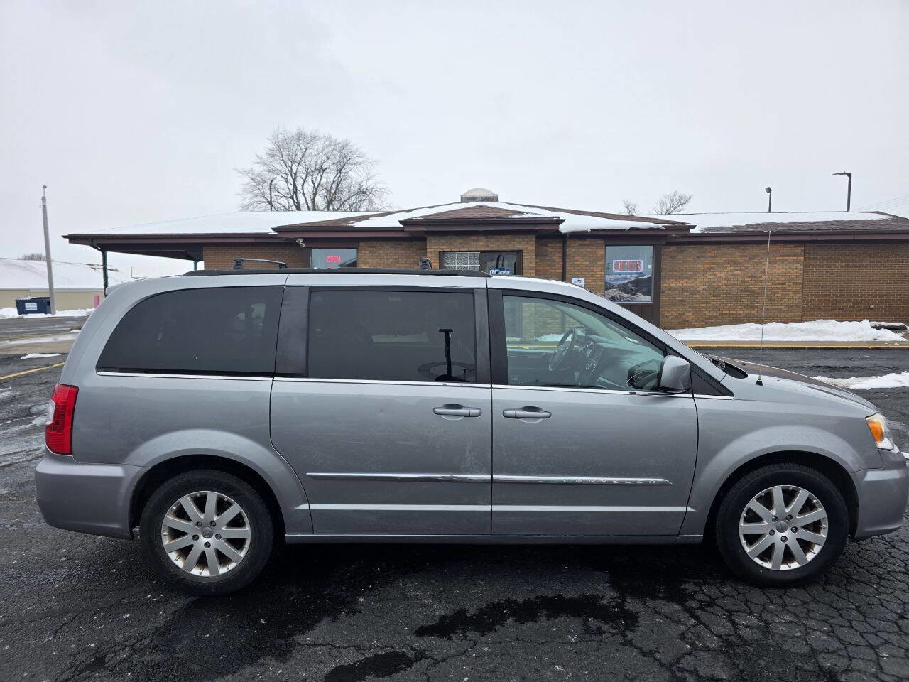 Used 2016 Chrysler Town & Country Touring image 9