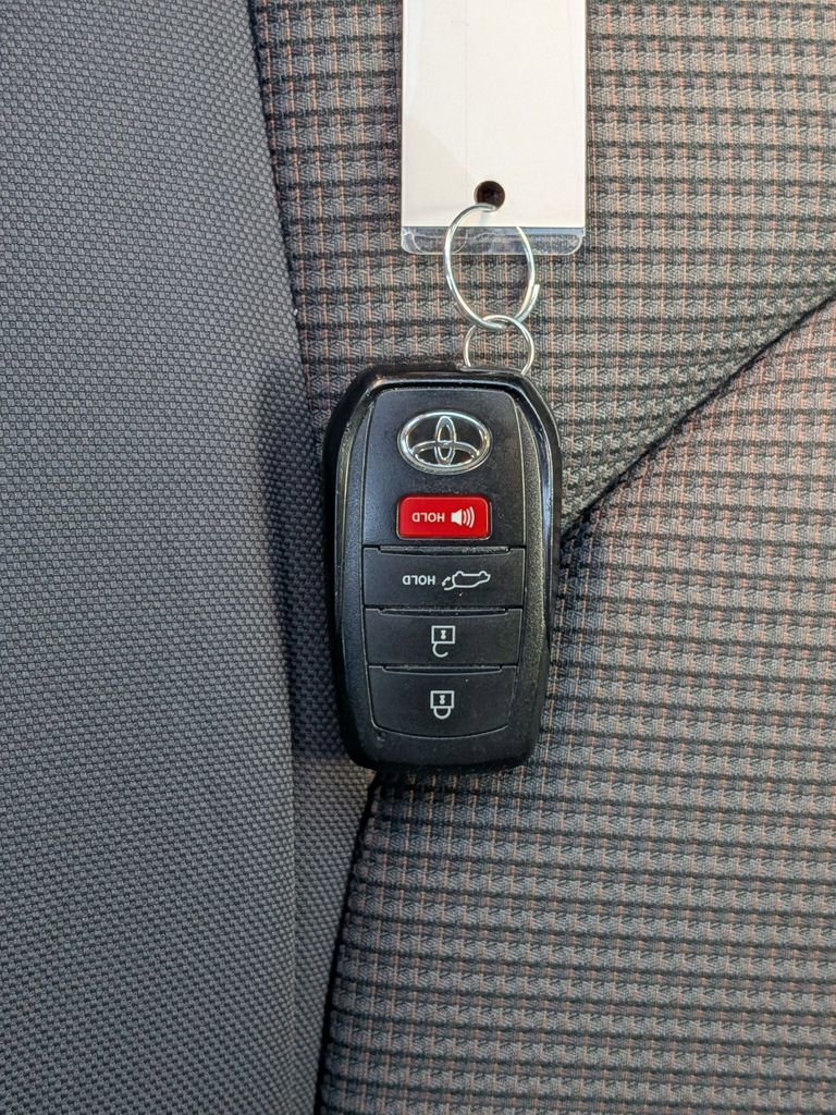 Used 2025 Toyota Highlander LE image 35