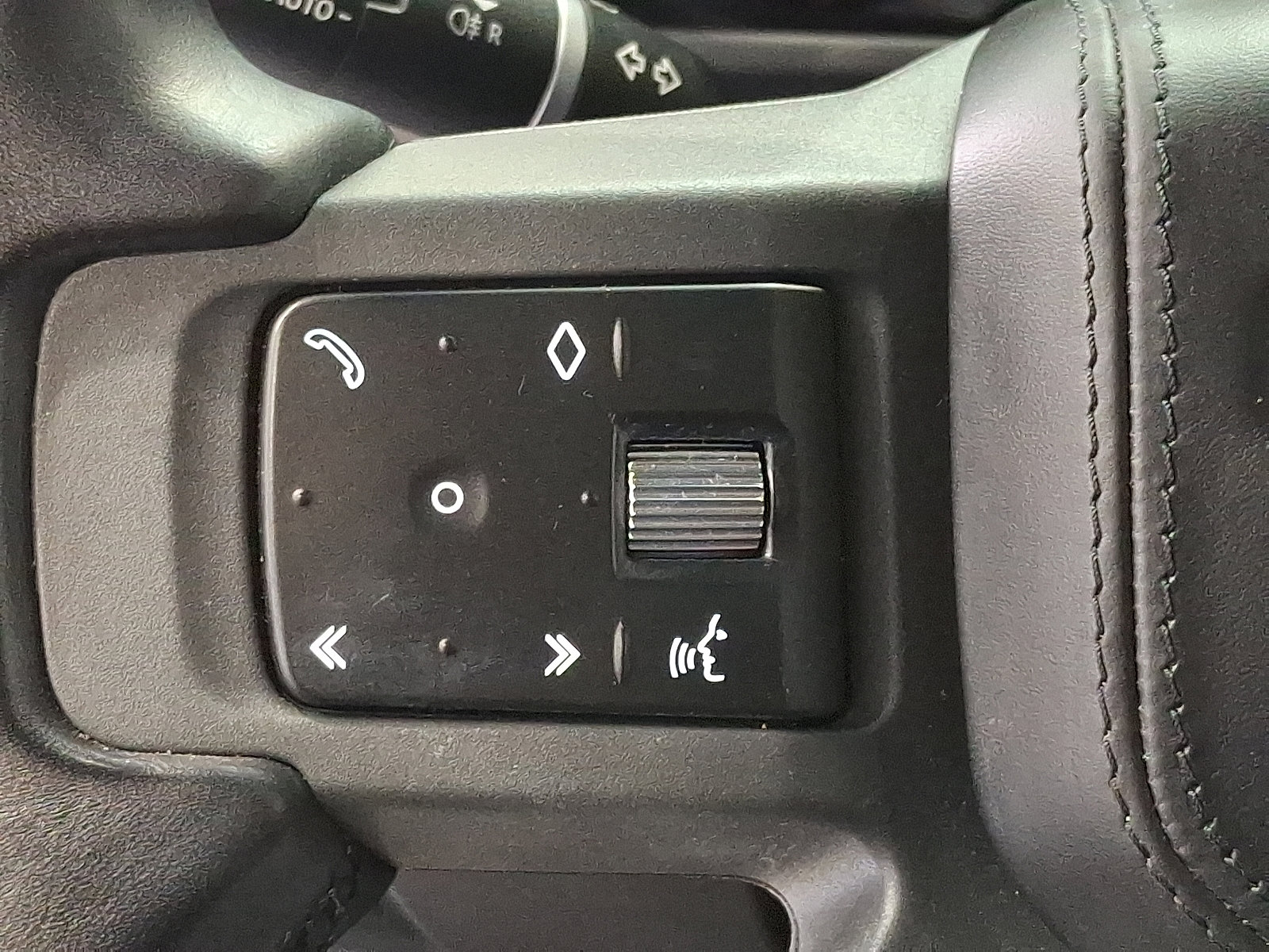 Certified 2023 Land Rover Defender 110 X-Dynamic SE image 20