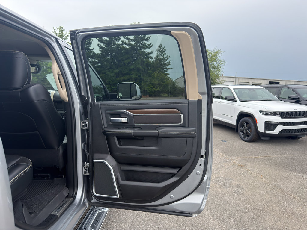 Used 2022 RAM 4500 Laramie AWD/4WD image 20