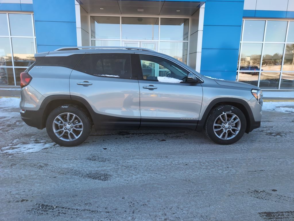 Used 2024 GMC Terrain SLT w/ Infotainment Package II image 1