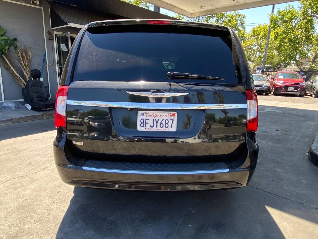 Used 2014 Chrysler Town & Country Touring FWD image 9