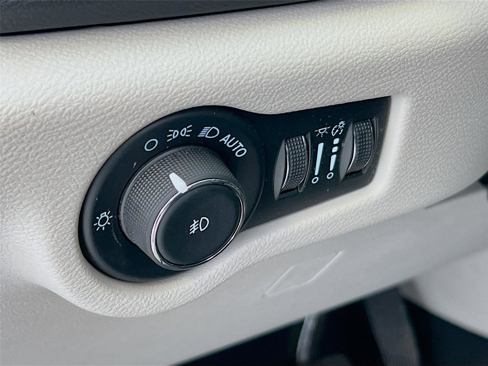 Used 2024 Chrysler Pacifica Touring-L image 10