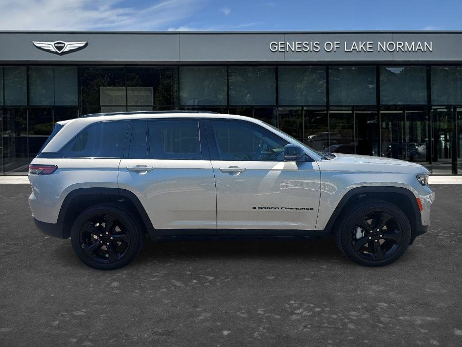 Used 2024 Jeep Grand Cherokee Limited w/ Luxury Tech Group II AWD/4WD image 4