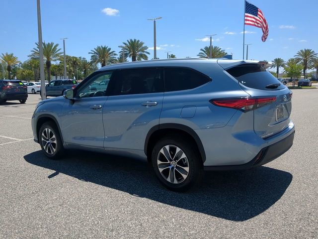 Used 2023 Toyota Highlander XLE image 6