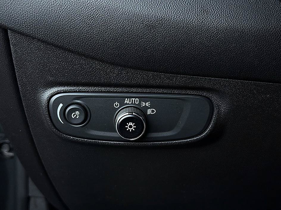 Used 2020 Chevrolet Equinox LS w/ LS Convenience Package FWD image 21