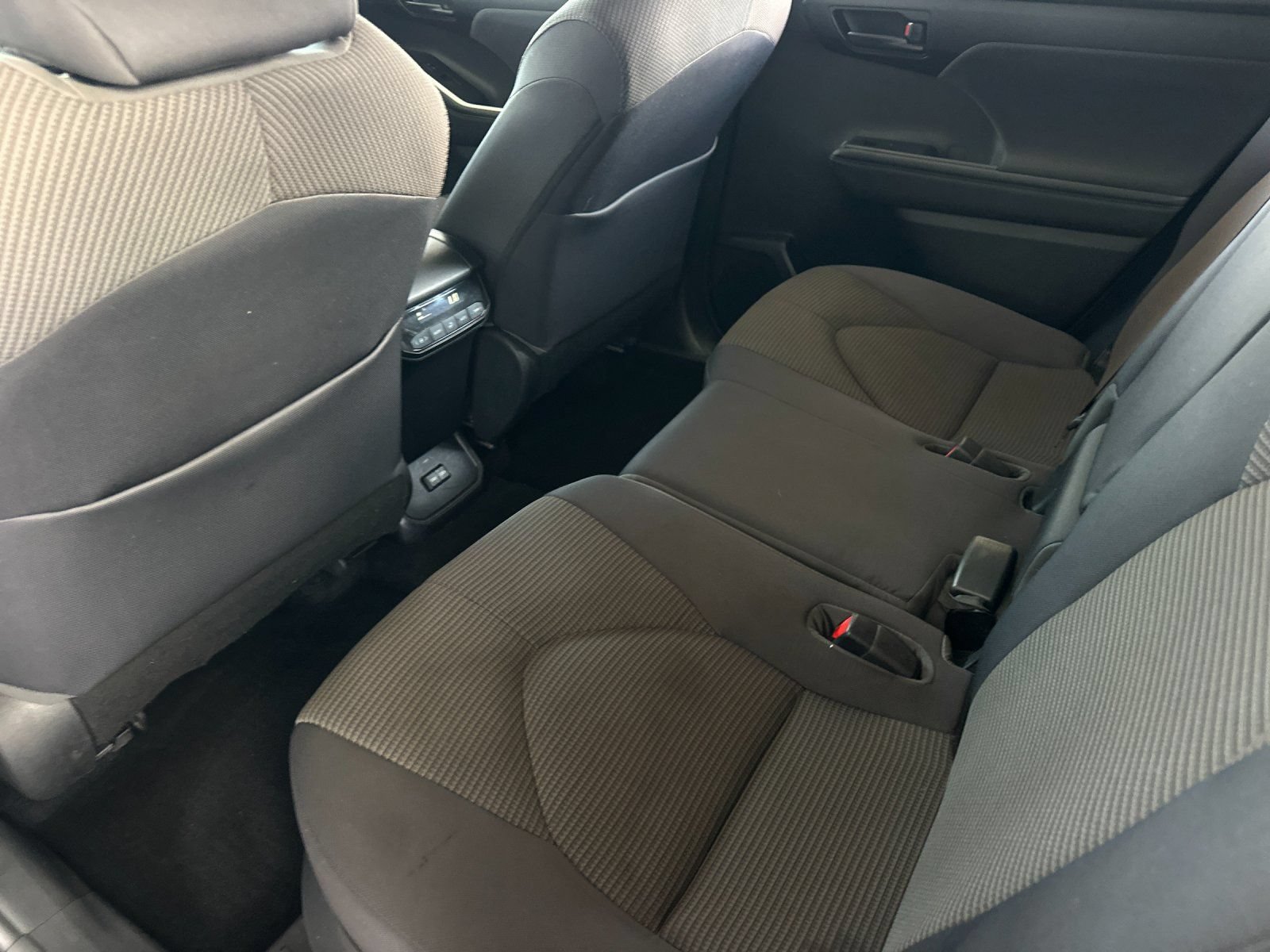 Used 2023 Toyota Highlander LE FWD image 11