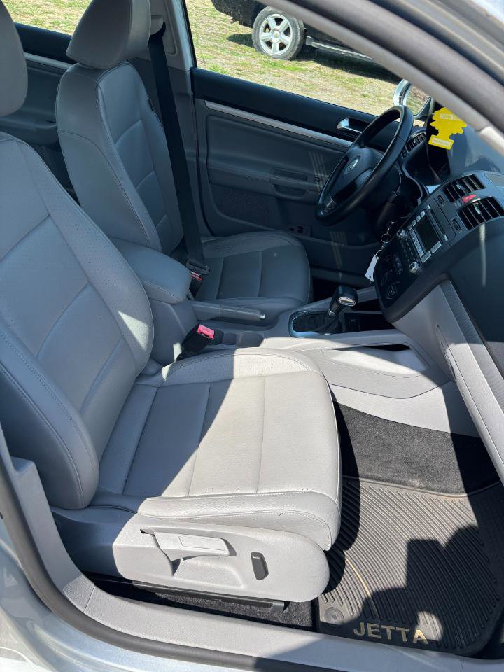Used 2009 Volkswagen Jetta SE FWD image 25