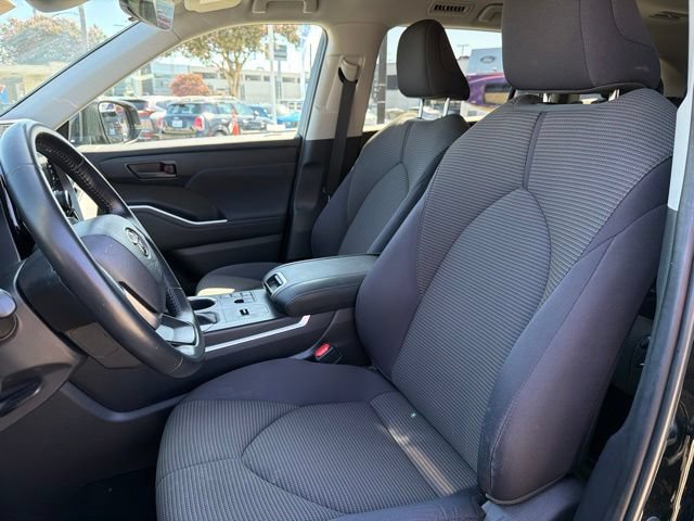 Used 2024 Toyota Highlander LE FWD image 17