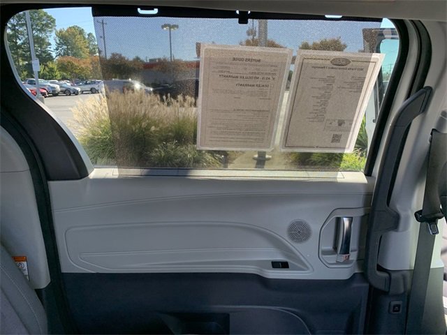 Certified 2023 Toyota Sienna Limited image 11