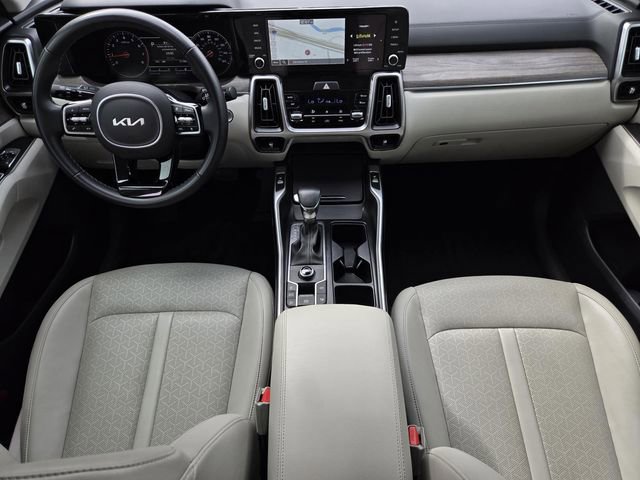 Used 2022 Kia Sorento EX w/ Panoramic Sunroof Package image 18