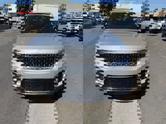 New 2025 Jeep Grand Cherokee Laredo image 1
