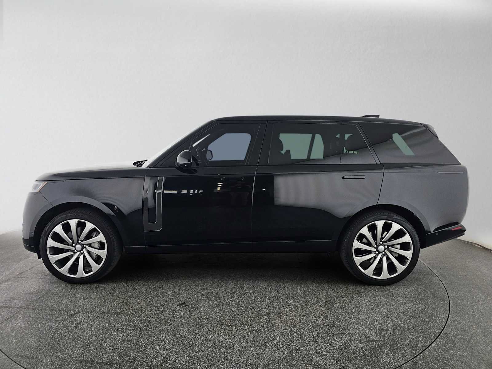 Used 2023 Land Rover Range Rover Long Wheelbase SE AWD/4WD image 2