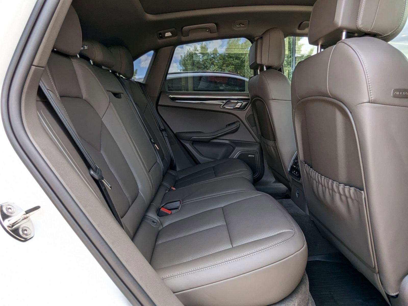 Certified 2025 Porsche Macan image 24