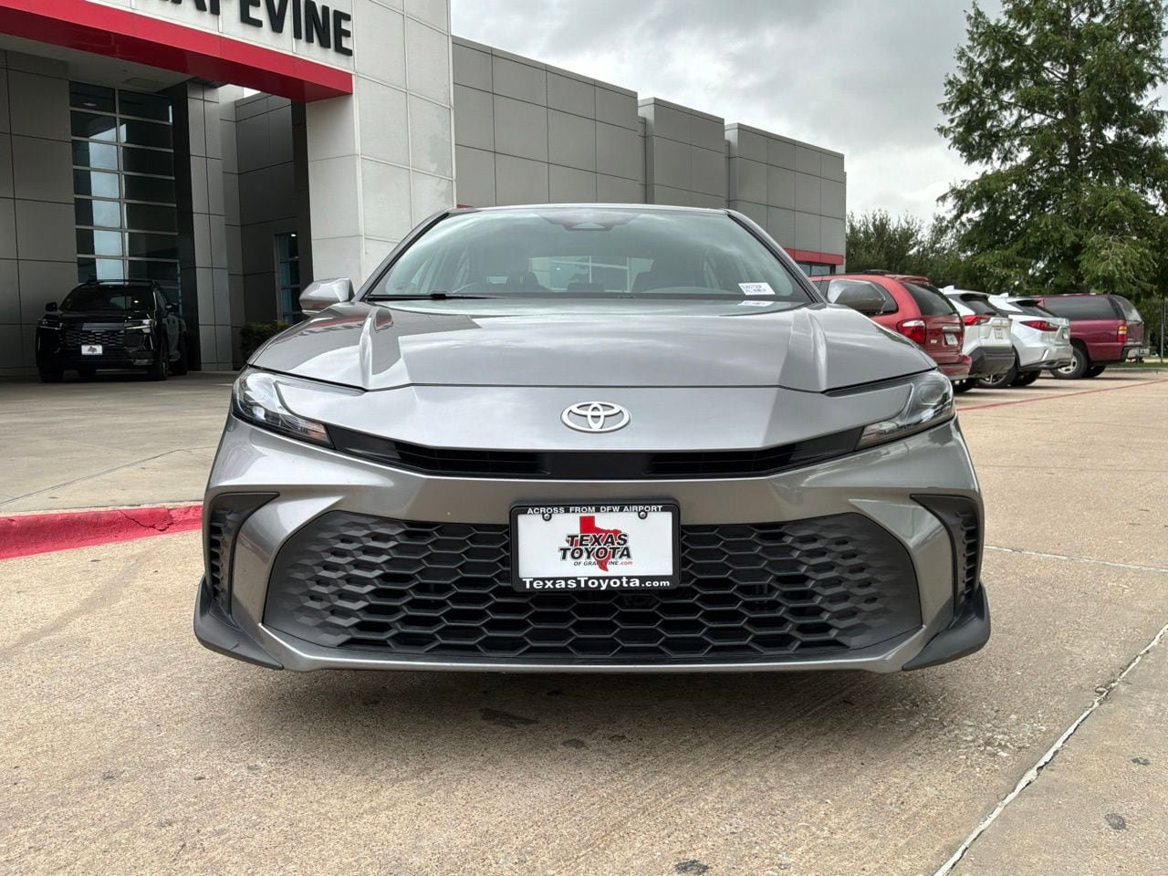 Used 2025 Toyota Camry SE FWD image 3
