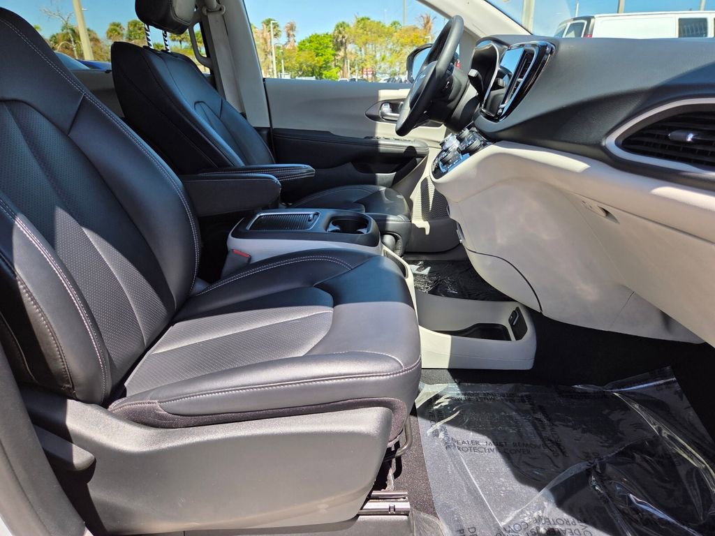 Used 2024 Chrysler Pacifica Touring-L image 10