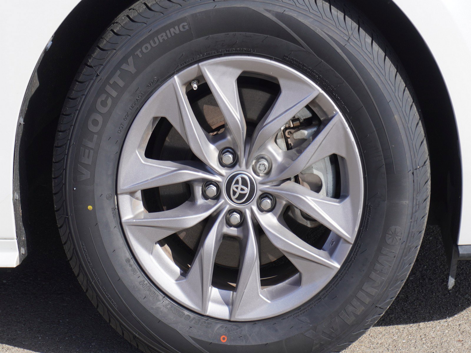 Used 2023 Toyota Sienna XLE image 5