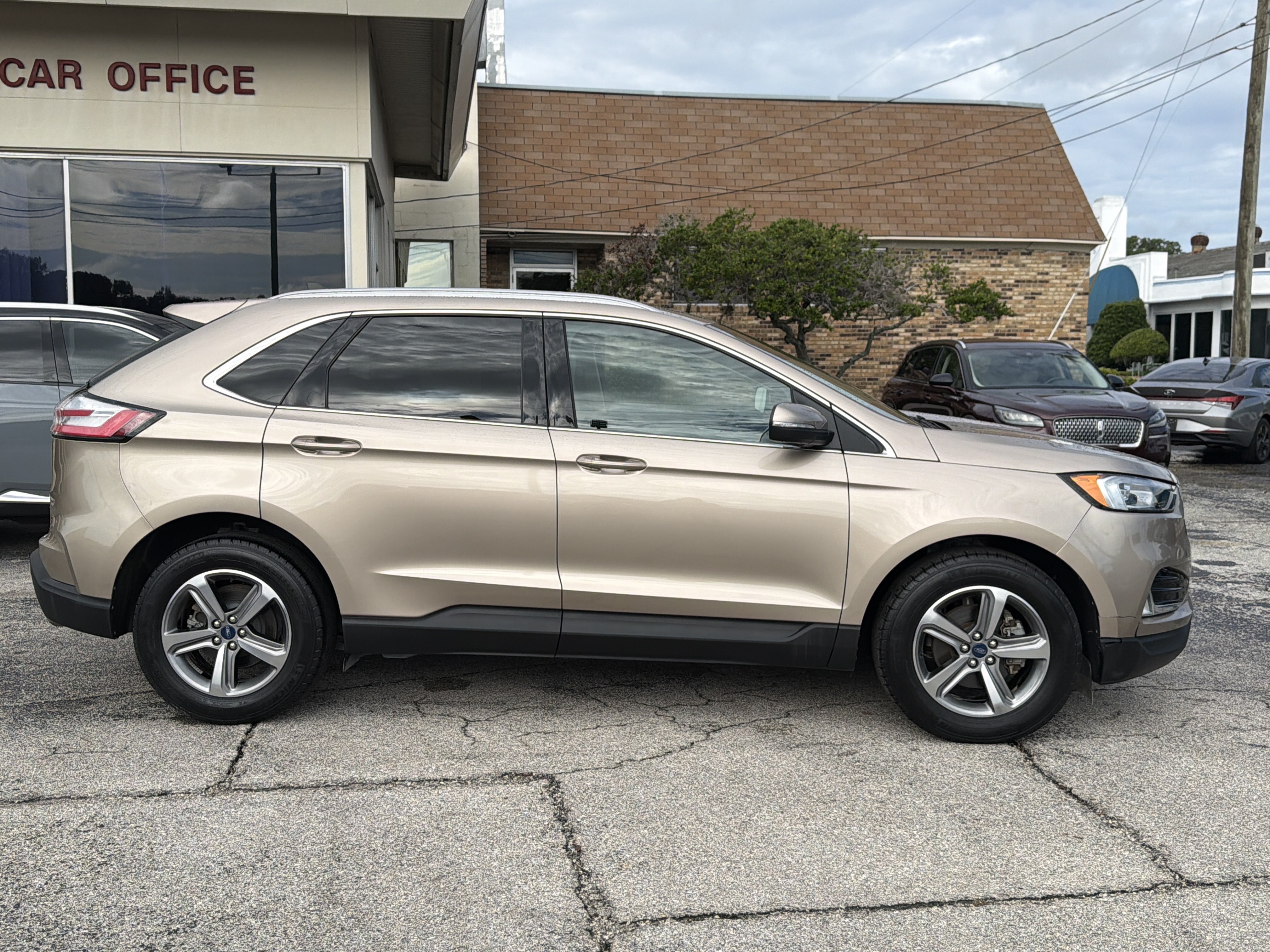 Used 2020 Ford Edge SEL w/ Convenience Package FWD image 2