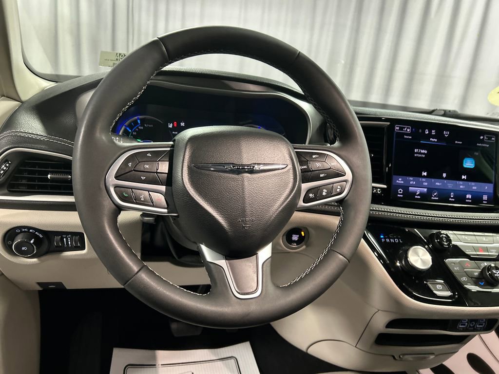 Used 2023 Chrysler Pacifica Touring-L FWD image 14