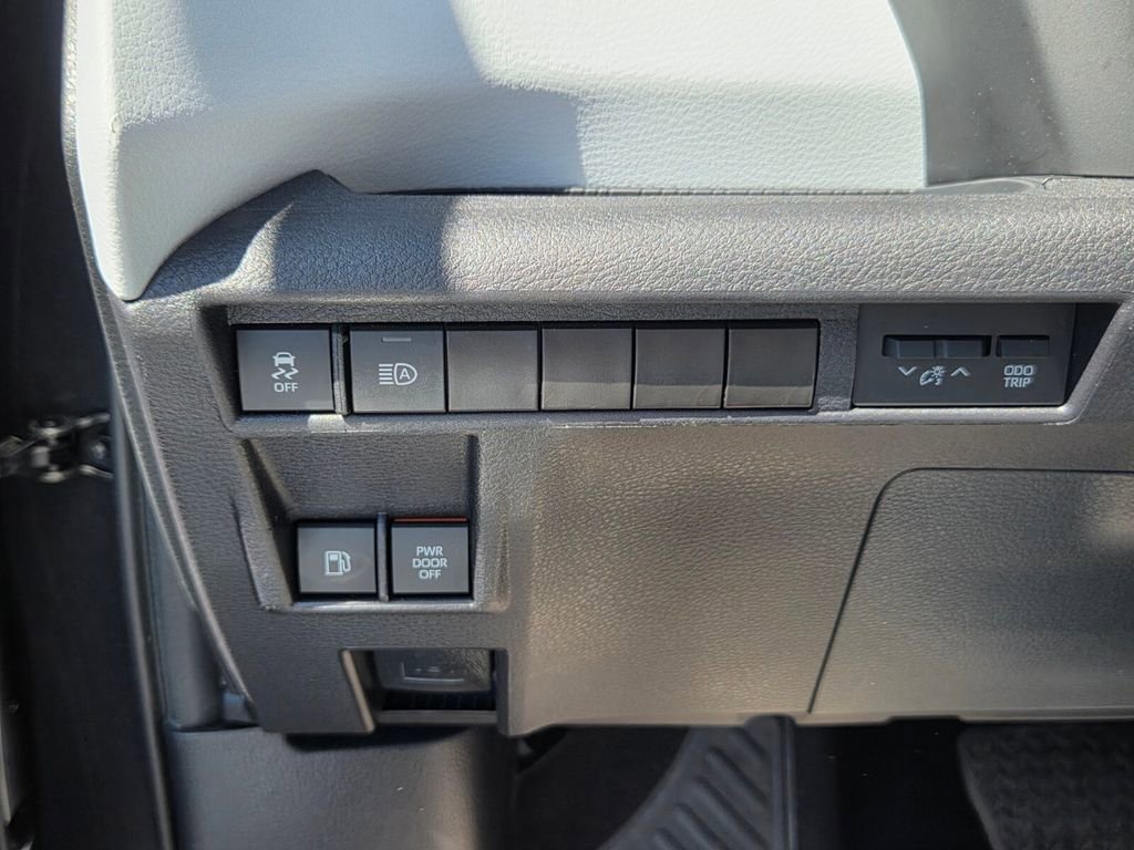 Used 2025 Toyota Sienna LE image 29