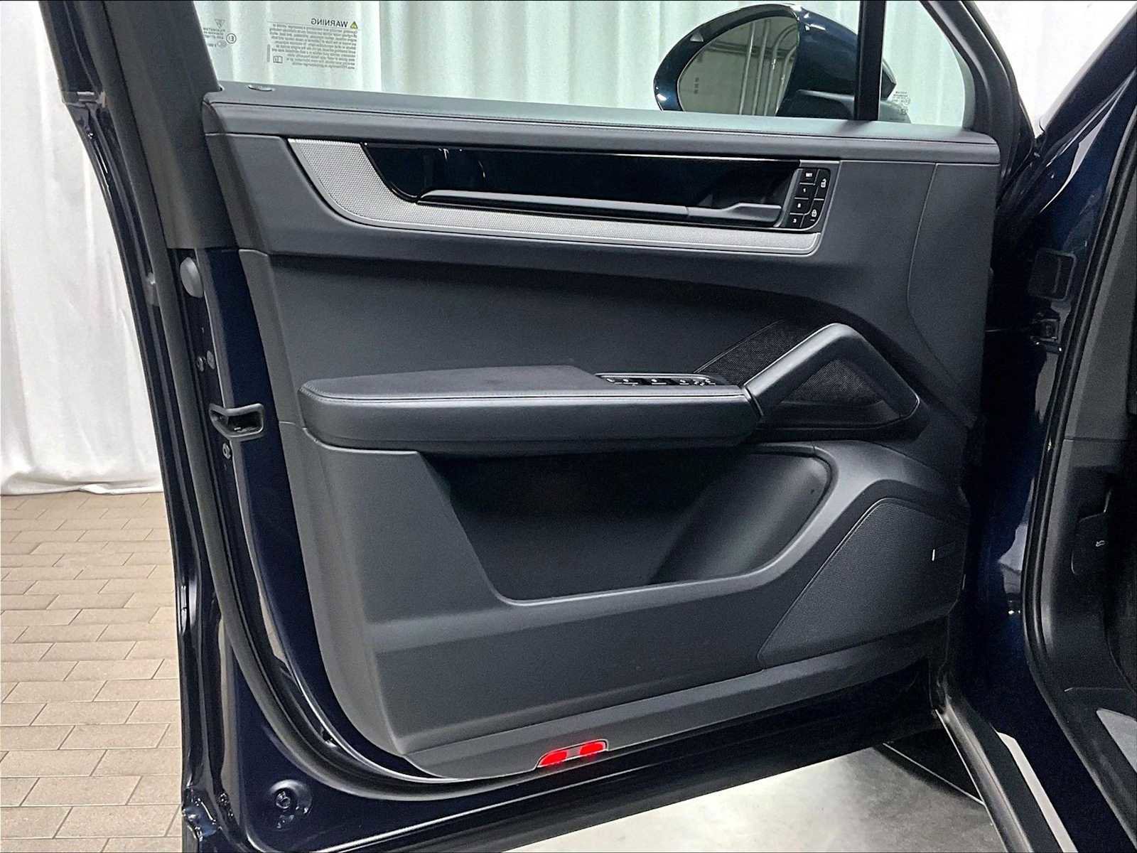 Used 2025 Porsche Cayenne Coupe image 25