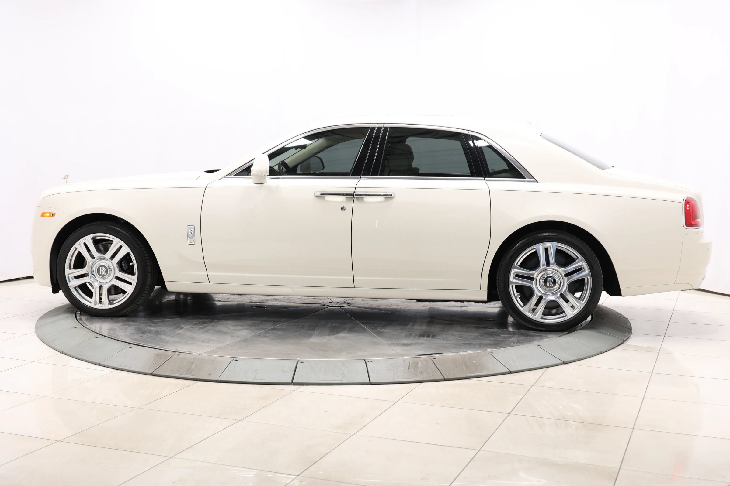 Used 2016 Rolls-Royce Ghost RWD image 8