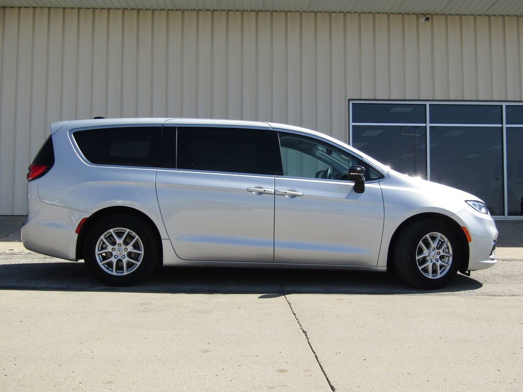 Used 2024 Chrysler Pacifica Touring-L image 2