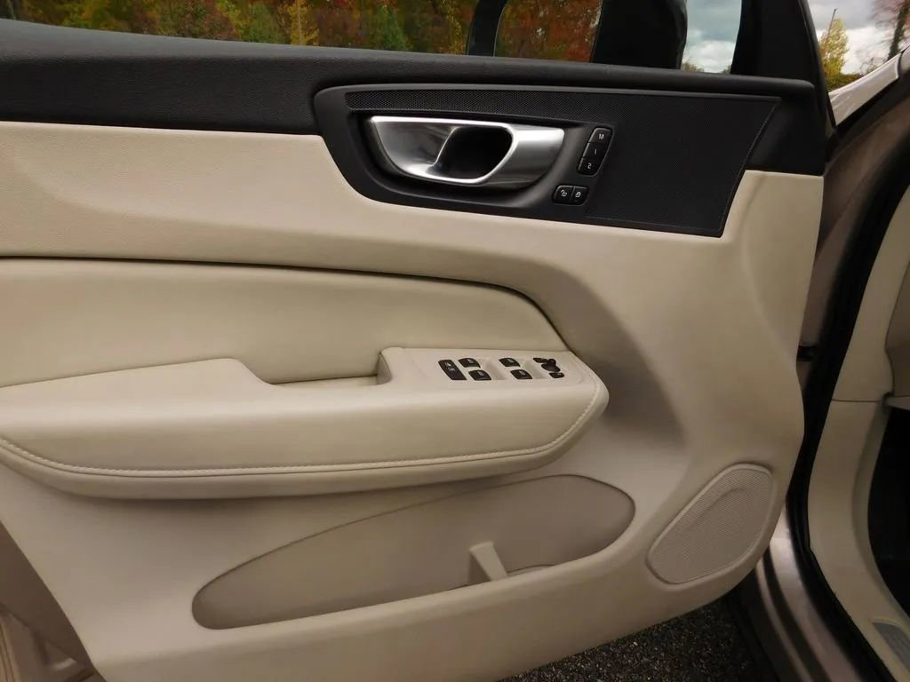 Used 2024 Volvo XC60 B5 Plus image 13