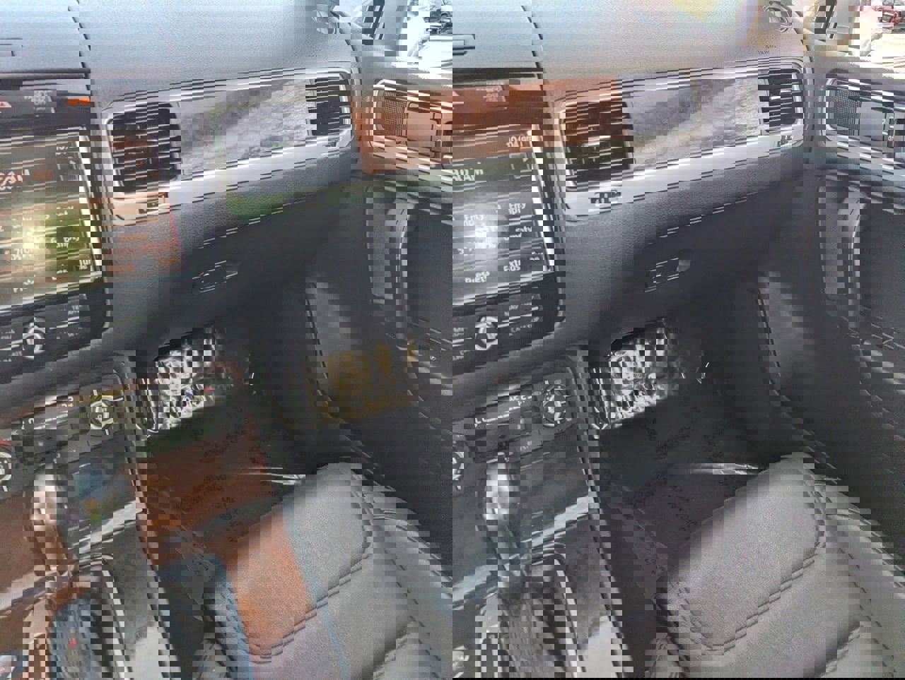 Used 2014 Volkswagen Touareg TDI image 19