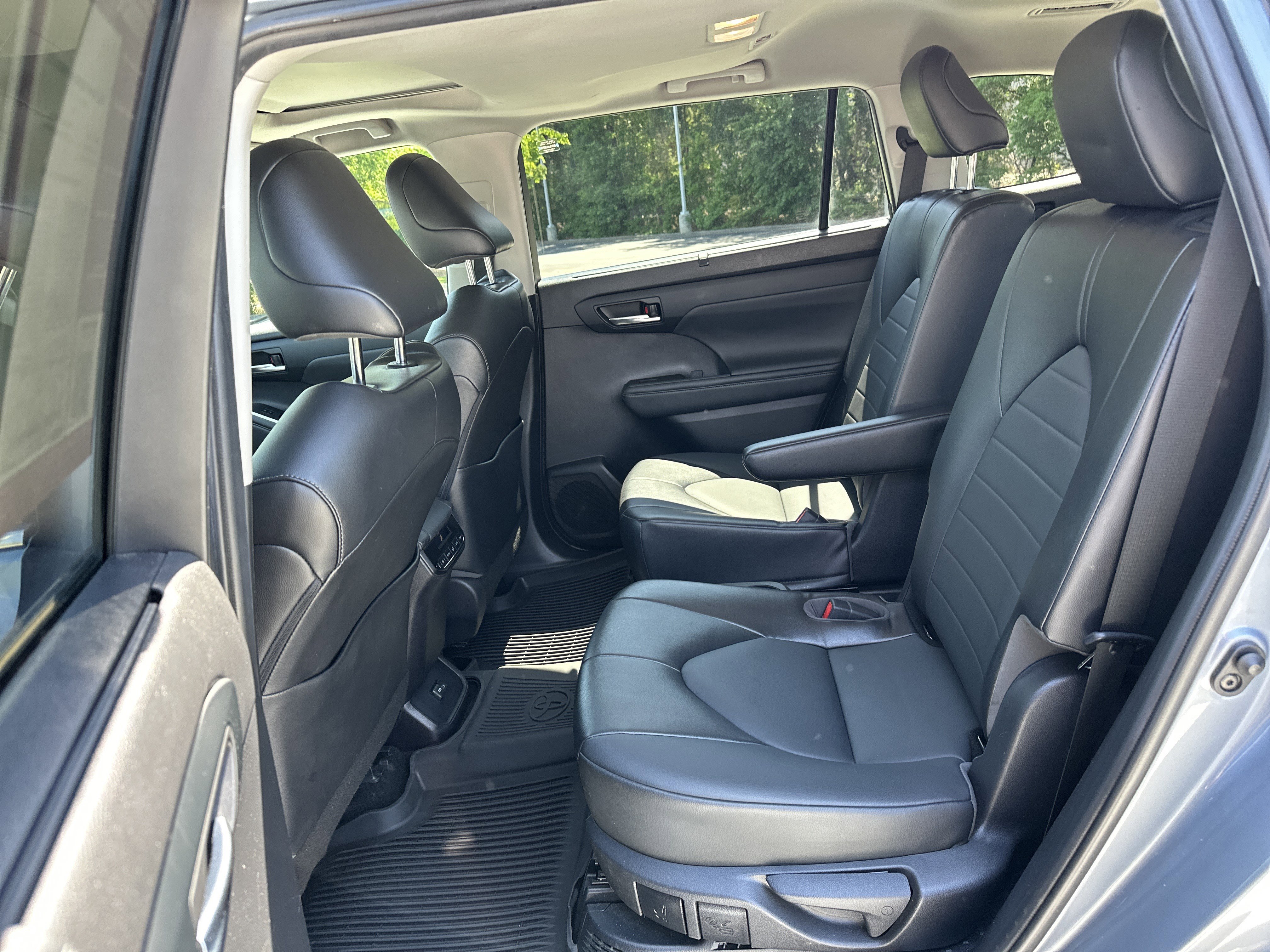 Used 2022 Toyota Highlander XLE FWD image 32