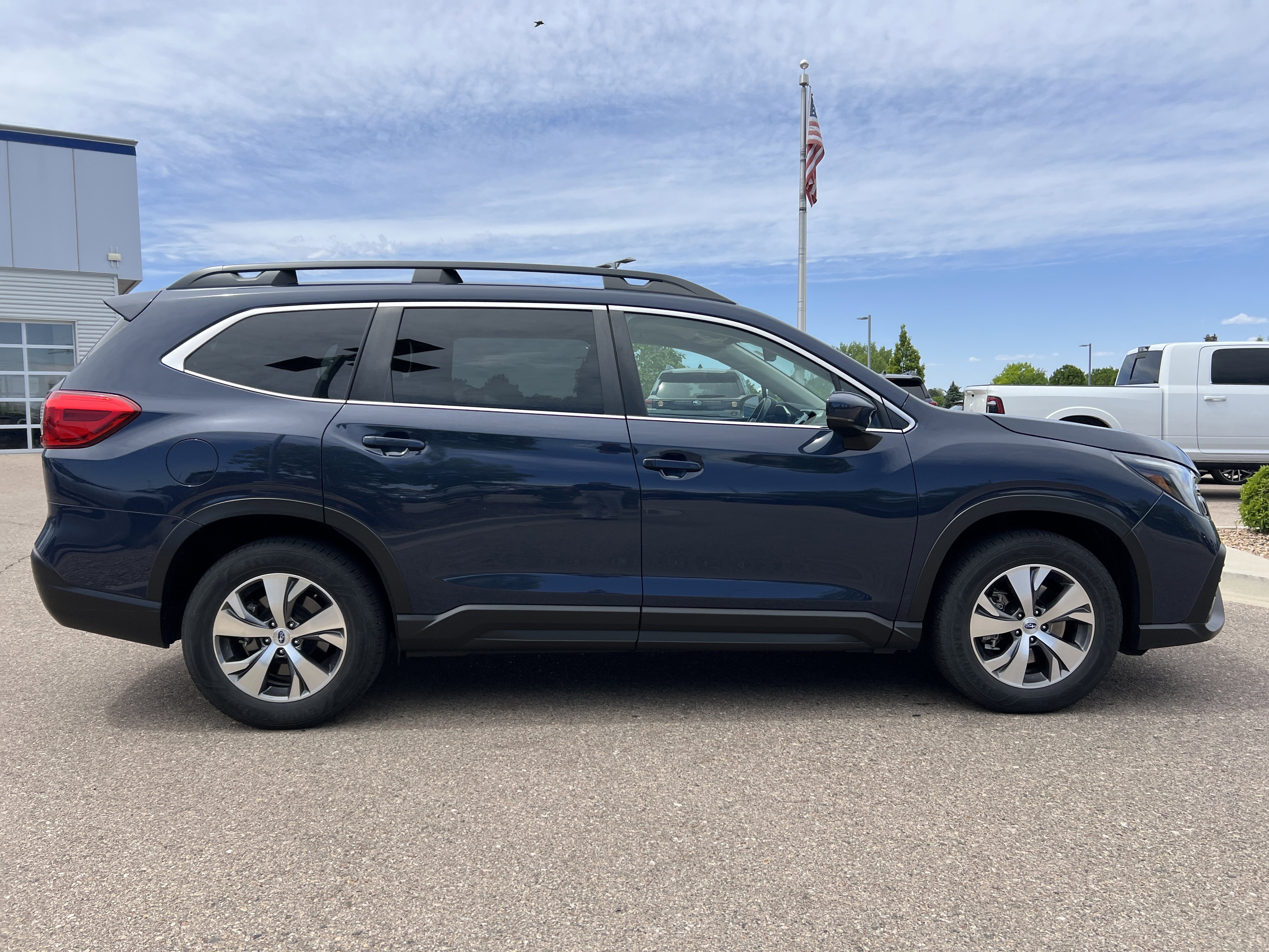 Used 2024 Subaru Ascent Premium w/ Convenience Package AWD/4WD image 6