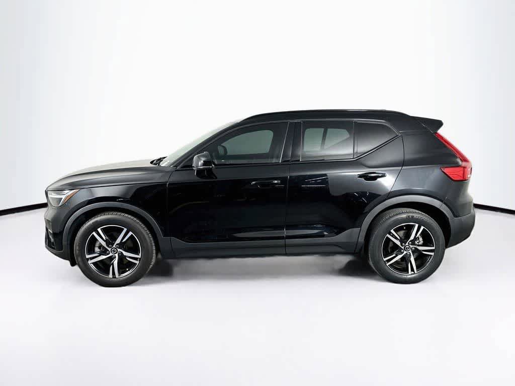 Used 2023 Volvo XC40 B5 Plus AWD/4WD image 3