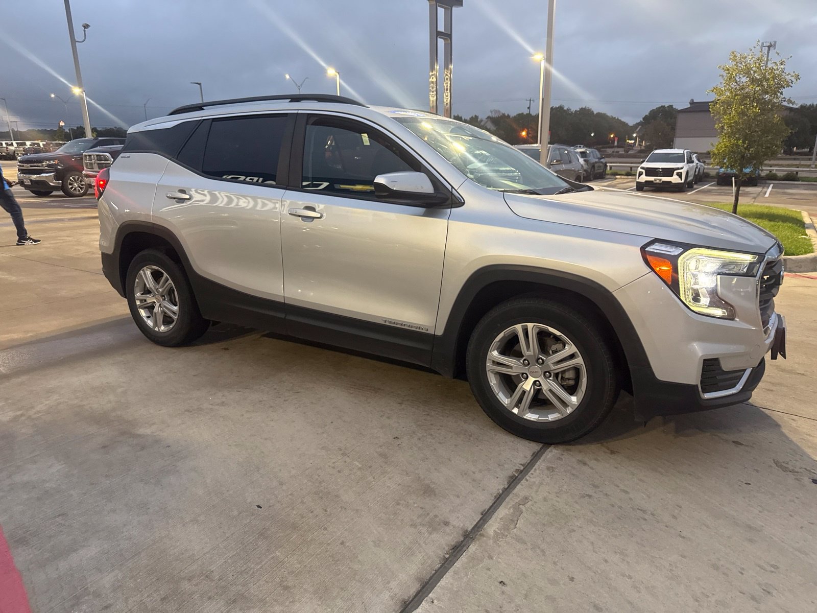 Used 2022 GMC Terrain SLE w/ Driver Convenience Package FWD image 7