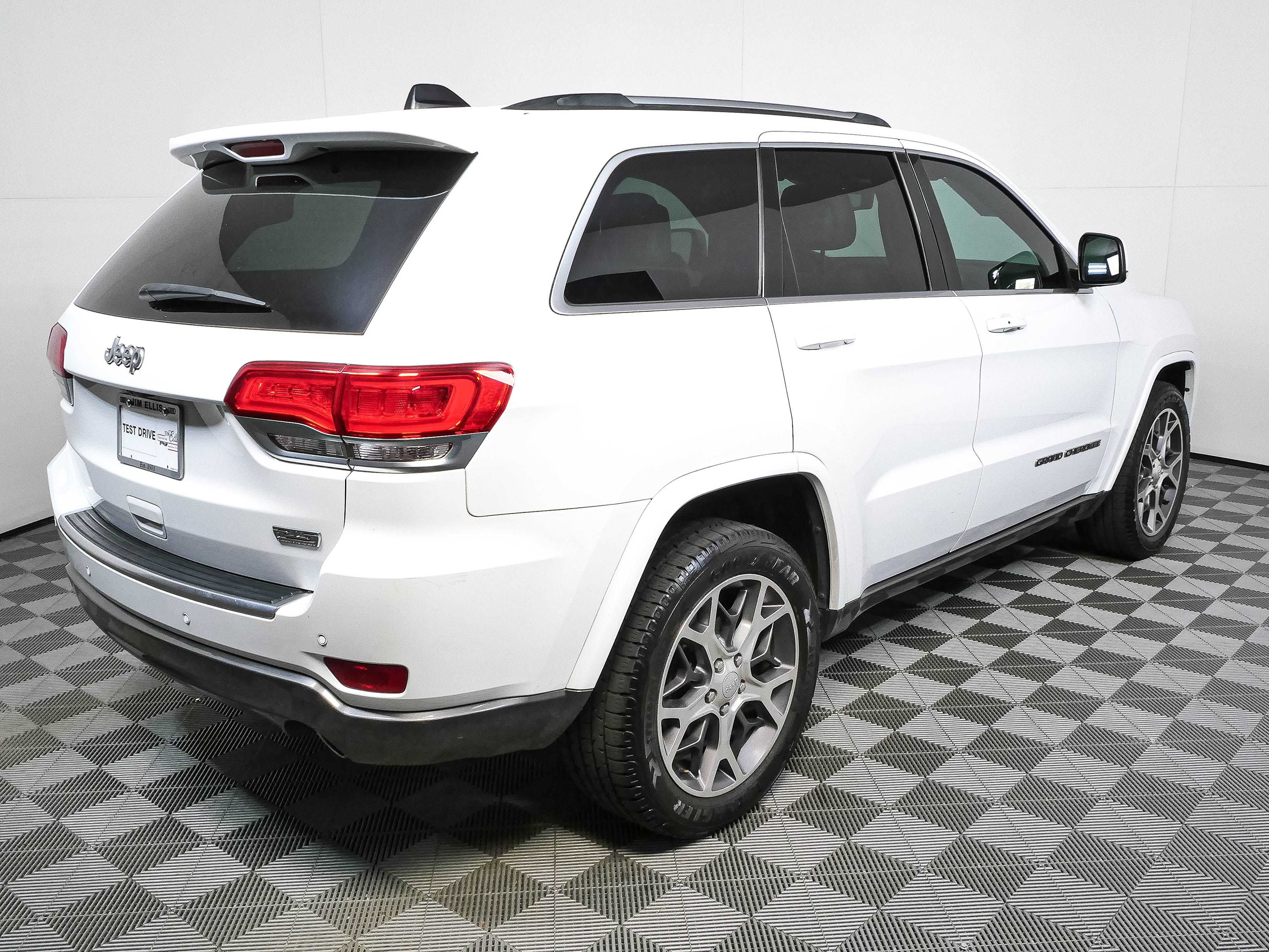 Used 2018 Jeep Grand Cherokee Limited RWD image 3