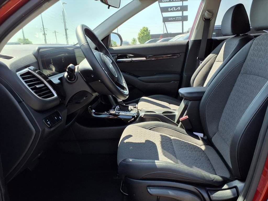 Used 2025 Kia Seltos S AWD/4WD image 24