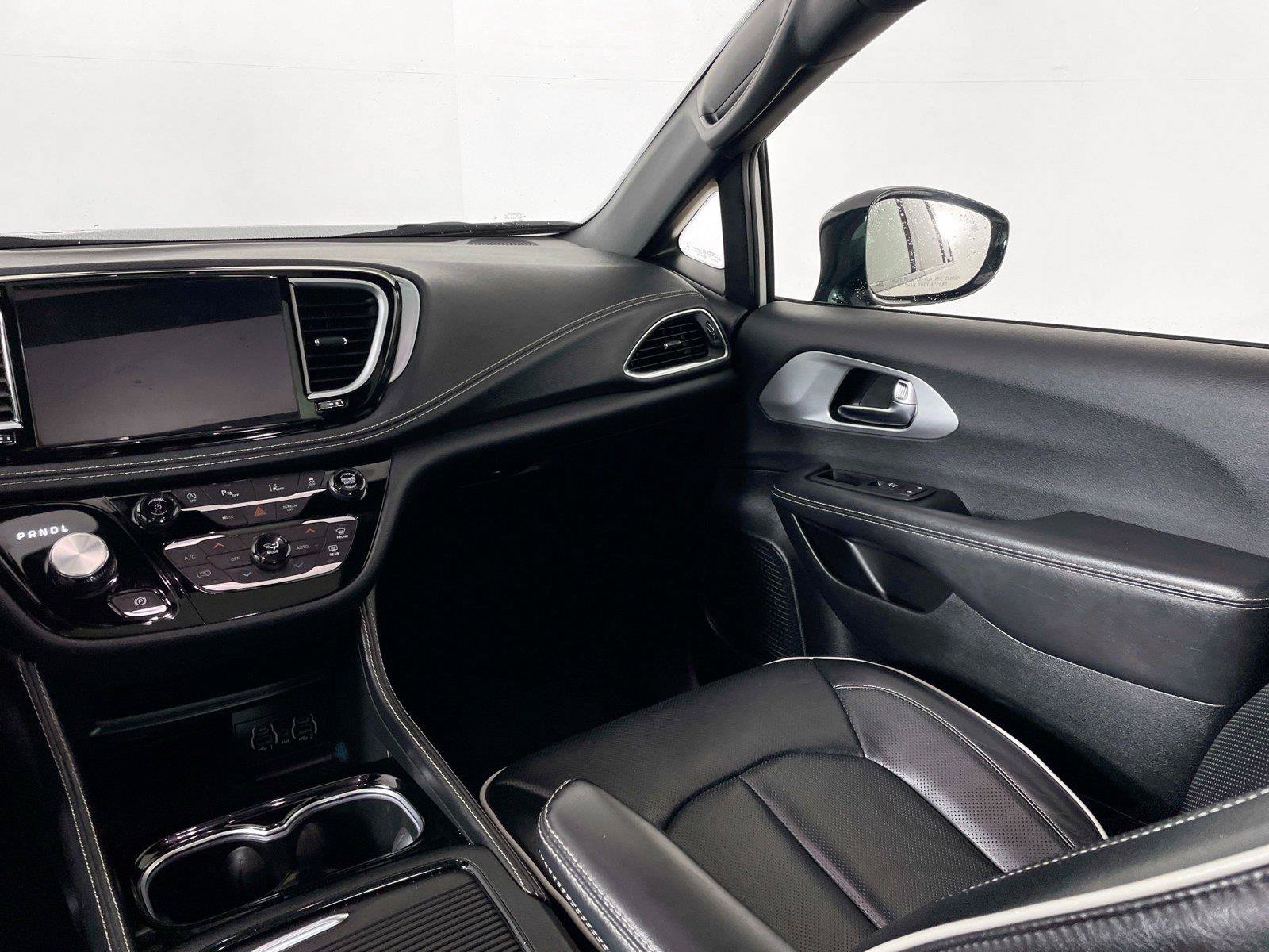 Used 2025 Chrysler Pacifica Limited FWD image 25
