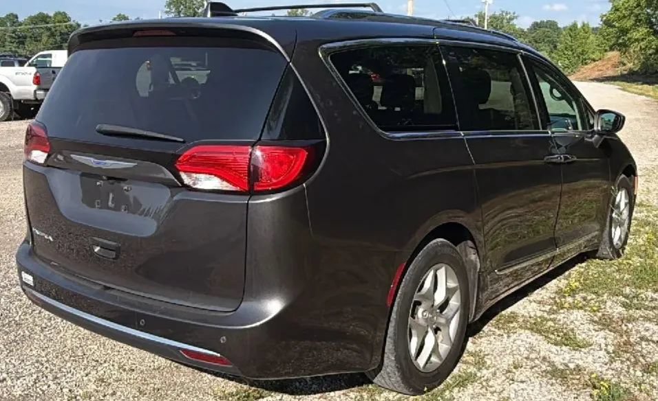 Used 2018 Chrysler Pacifica Touring-L w/ Tire & Wheel Group FWD image 6